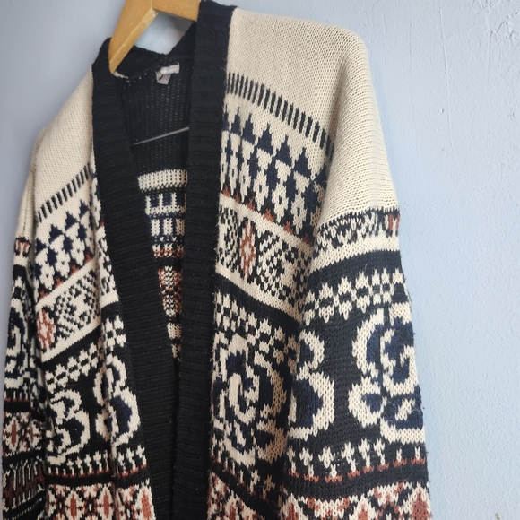 Charlotte Russe Black and Cream Patterned Cardigan - Picture 3 of 5